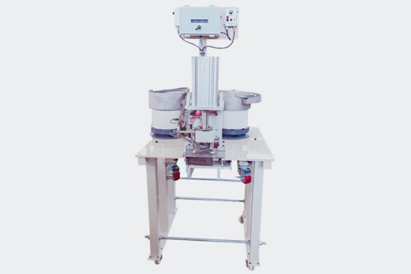 國(guó)產(chǎn)最新氣動(dòng)鉚接機(jī)設(shè)備實(shí)拍