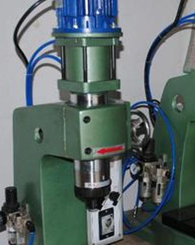 為什么氣壓鉚接機(jī)使用中鉚釘會(huì)發(fā)燙？