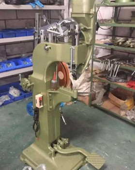 氣壓鉚接機的鉚頭會旋轉(zhuǎn)嗎？