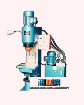 徑向鉚接機(jī)應(yīng)該如何操作？